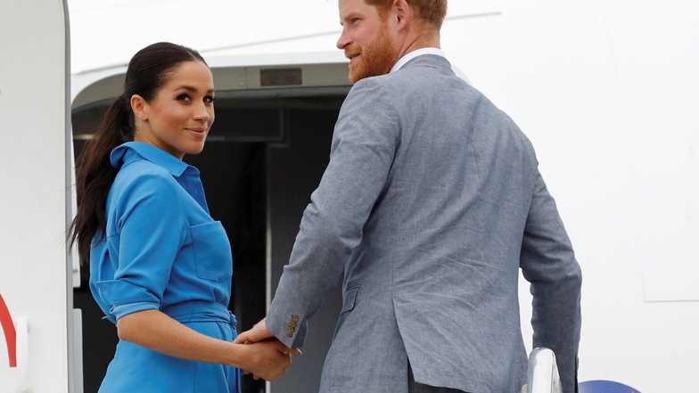 Der britische Prinz Harry und seine Frau Meghan besteigen am Flughafen Fua'amotu ein Flugzeug. Am 4. August wird Meghan 40 Jahre alt.