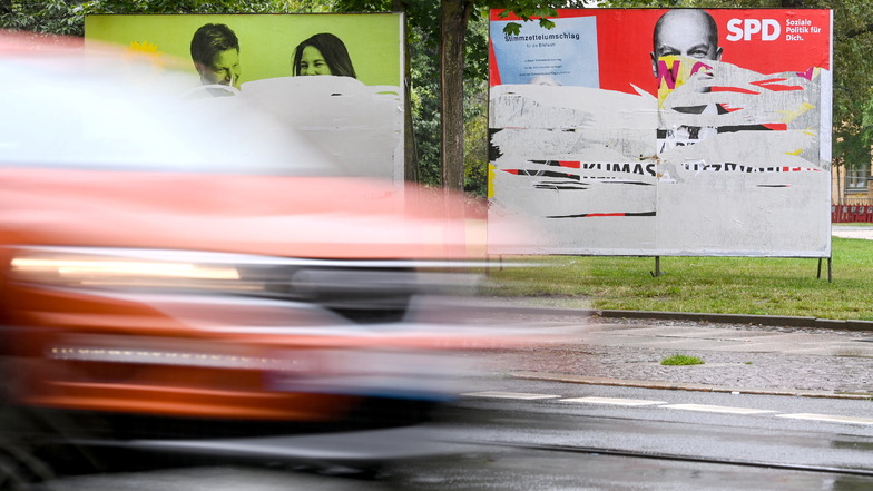 Zerstörte Wahlplakate von Bündnis 90/Die Grünen und der SPD stehen an der Eiesnbahnstraße in Leipzig.