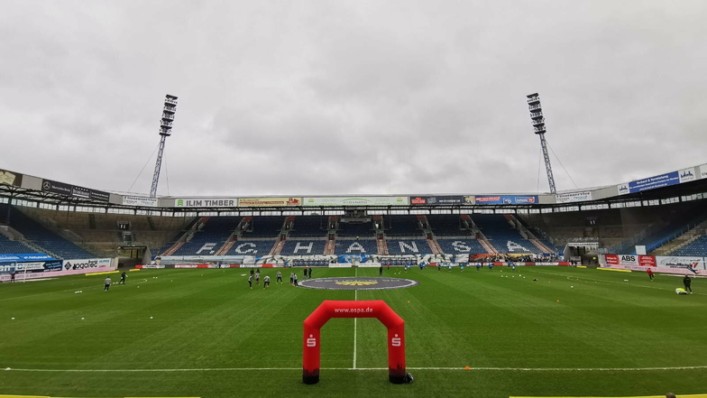 Es regnet leicht in Rostock. 14 Uhr wird die Partie zwischen Hansa Rostock und Dynamo Dresden von Schiedsrichter Manuel Gräfe angepfiffen.