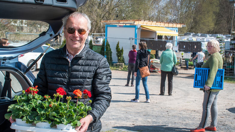 Viele Kunden haben sich seit Montag bei Blubäu an der Burgstraße mit Pflanzen und Blumenerde eingedeckt. Während die Vorschriften für Baumärkte verschärft wurden, dürfen Gärtnereien ihre Waren verkaufen.