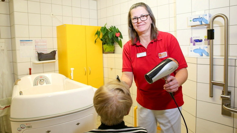 Ute Seiler kümmert sich um die Körperpflege einer Besucherin der ASB-Tagespflege in Königsbrück. Die Gäste genießen diese Verwöhnmomente.