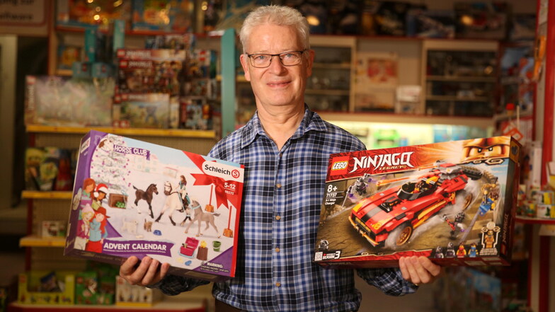 Claus Lehmann verkauft in seinem Geschäft am Kamenzer Markt Spielzeug. Produkte von Schleich und Lego seien zu Weihnachten immer gefragt. Deswegen hat er auch viele dieser Artikel auf Lager. Bei anderen könnte es schwierig werden.