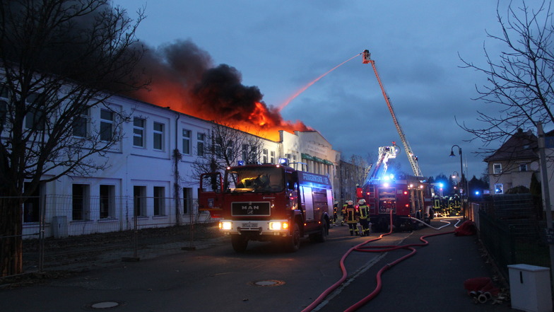 Brand in Naunhof: Anwohner wurden auch via Warn-App aufgerufen, Fenster und Türen geschlossen zu halten.