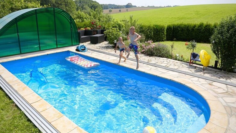 An heißen Sommertagen wollen alle ins kühle Nass. Deshalb holen sich immer mehr Leute das Schwimmbad in ihren eigenen Garten. Die Crostwitzer Firma K.IM.S hilft ihnen dabei.