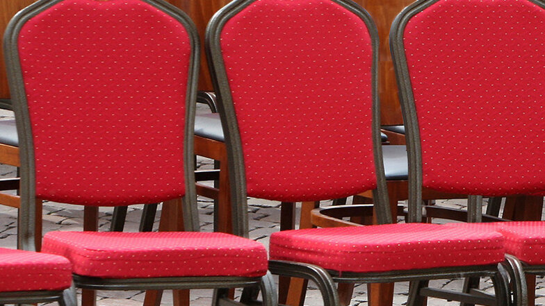 Drei Stühle bleiben künftig im Gottleubaer Stadtrat leer.