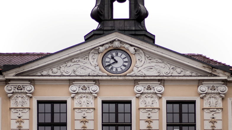 Bis zu einer halben Minute nach der Kirchturmuhr schlug zuletzt die Radeberger Rathausuhr.