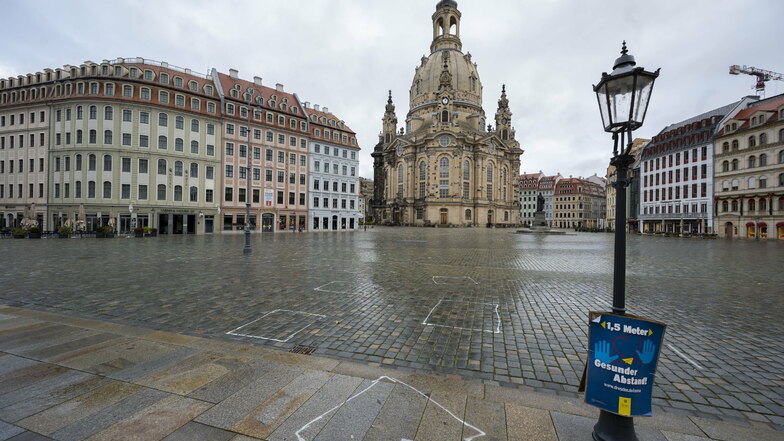 Fast menschenleer ist der Neumarkt in Dresden. Der Lockdown verhindert, dass sich auf diesem Platz wie gewöhnlich eine große Anzahl von Touristen und Bewohnern aufhält.