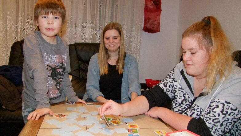 Sozialpädagogin Lisa Gimm (Mitte) beim Spielen mit Nicole Günther und ihrem sechsjährigen Sohn Leon.