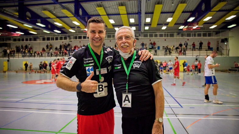 Cheftrainer Dusan Milicevic (links) freut sich, dass sein langjähriger Weggefährte Jochen Müller weiterhin an seiner Seite arbeitet. Nun wartet das Trainer-Duo sehnsüchtig darauf, mit den Oberliga-Handballern endlich wieder in die Halle zu dürfen.