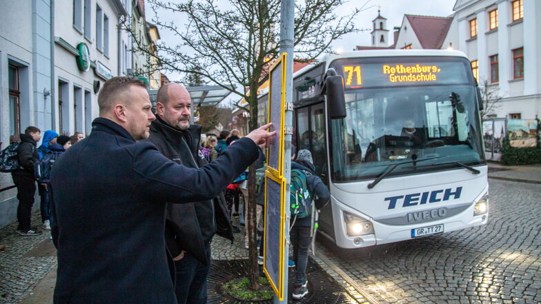 Geschäftsführer Knut Gräbedünkel (vorn) und der Nieskyer Betriebsleiter Lars Conrad glichen Donnerstagmorgen die Fahrplanzeiten mit den ankommenden Bussen in Rothenburg ab.