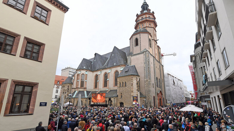 Zum traditionellen Friedensgebet versammeln sich Bürgerinnen und Bürger um die Nikolaikirche in Leipzig. 