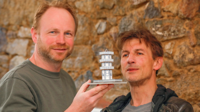 So wie Alexander Pai (links) und Steffen Rimpl das kleine Modell des Löbauer Turmes präsentieren, kennen die Löbauer ihren Gusseisernen. Das neue Modell soll aber anders daherkommen.