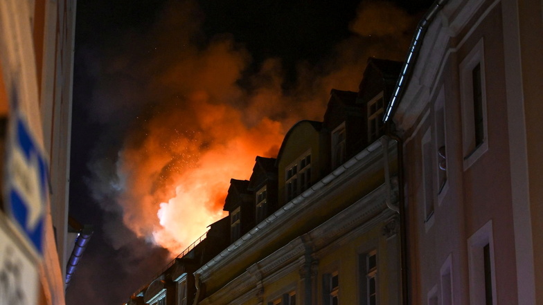 In der Bautzener Schülerstraße stand im November 2021 der Dachstuhl eines Hauses in Flammen.