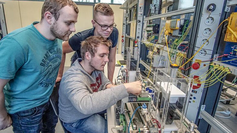 Erik Cebulla, Tino Mahler und Elia Vogt und (v.l.) studieren an der Studienakademie in Bautzen in der Fachrichtung Elektrotechnik. Das vor einem Jahr eingeweihte neue Labor bietet dafür gute Bedingungen.