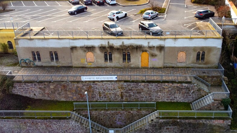 Im „Forte Belvedere“ wird die Fensterfront neu gestaltet, sodass die Terrasse genutzt werden kann.