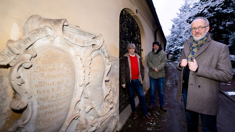 500 Jahre Taucherfriedhof heißt es 2023. Schon jetzt suchen Goldschmiedemeister Lothar Lange, Friedhofsverwalter Robert Eckhardt und Pfarrer Christian Tiede (v.l.) Interessierte, die Patenschafen für Gruften und Gräber übernehmen wollen.