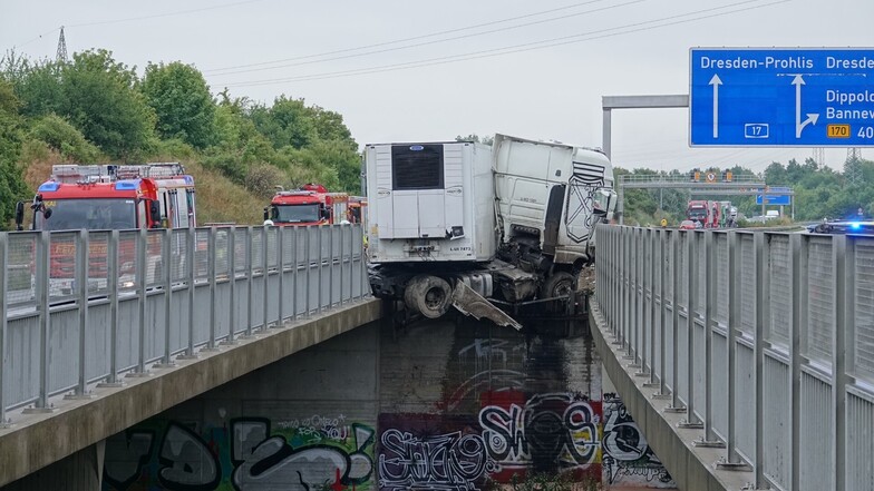 LKW durchbricht Leitplanke, Auto überschlägt sich: Mehrere Unfälle auf der A17 in Dresden