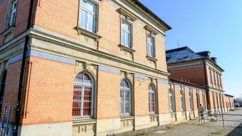 Seit vergangenem Jahr gibt es neue Eigentümer für das Bahnhofsgebäude in Coswig. Jetzt soll der Umbau ganz schnell gehen.