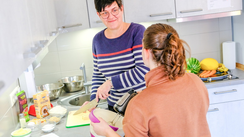 Ernährungsberaterin Evelyn Auer (l.) kocht gemeinsam mit den Bewohnern im Haus Awhina in Moritzburg, damit sie zu einem gesunden Umgang mit Essen zurückfinden. Auch Kristin (r.) hat zwei Jahre in der Wohngemeinschaft gelebt.