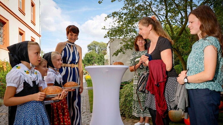 Seit 30 Jahren betreibt das Christlich-Soziale Bildungswerk Kitas. Zu einer Dankeschön-Veranstaltung im Klostergarten in Panschwitz-Kuckau wurden Erzieherinnen und Erzieher von Mara, Syman und Luise mit Brot und Salz begrüßt.