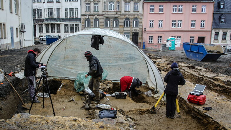 Grab 20 in Annaberg. Anthropologin Bettina Jungklaus und Grabungsleiter Silvio Bock untersuchen unter einem Zelt den spektakulären Fund.