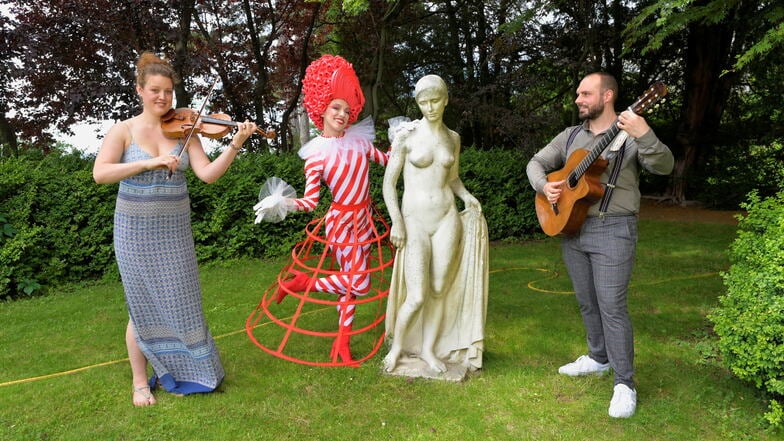Farbenfrohe Kostüme und ein breites Musikprogramm: Die Künstler Sarah (links) und Luca (rechts) werden genau so auftreten wie Mascha im Kostüm (Mitte).