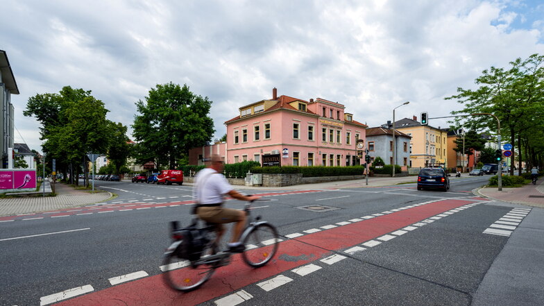 An der Kreuzung Fichte-/Pauli-/Löbauer Straße in Bautzen wird bald gebaut. Dann kommen an alle vier Seiten Ampeln, die den Verkehr regeln und vor allem für Radfahrer das Fahren sicherer machen sollen.