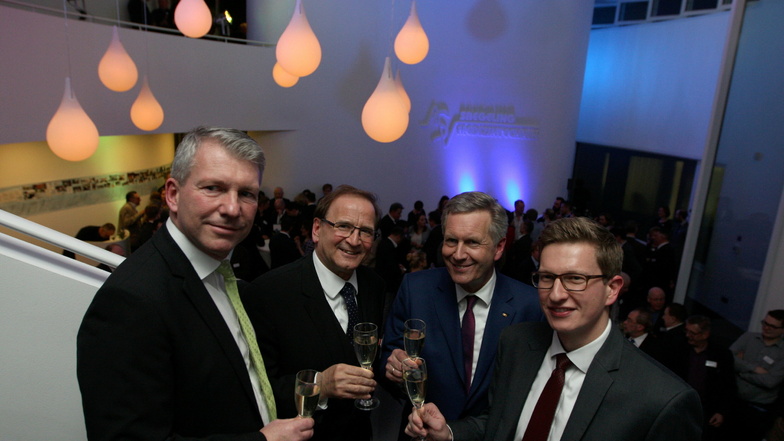 Das Foto, das es jedes Jahr zum Neujahrsempfang in Heidenau gab - die drei Organisatoren Uwe Saegeling, Jürgen Opitz (v.l.) und Oliver Wehner (r.) mit dem Gastredner. 2018 war das der ehemalige Bundespräsident Christian Wulff.