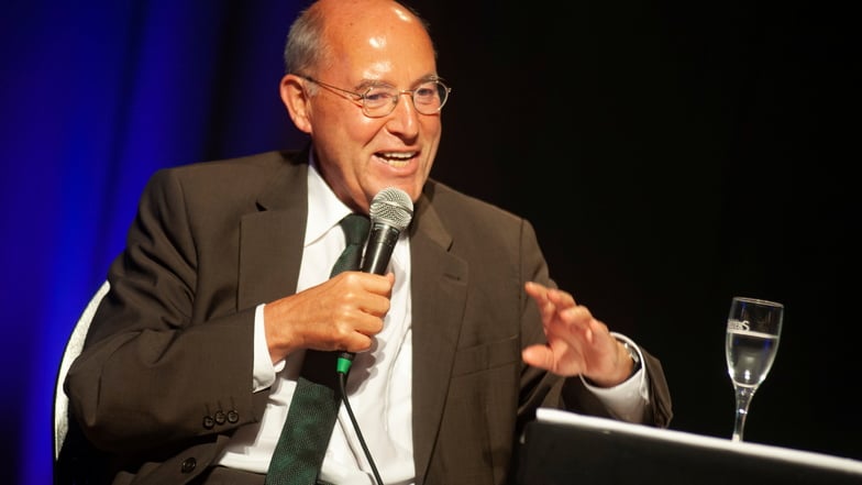 Gregor Gysi im Jahr 2020 in der Großenhainer Remontehalle bei der Vorstellung seines Buches "Ein Leben ist zu wenig".