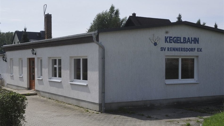 Das jetzige Gemeindezentrum mit Kegelbahn liegt außerhalb des Ortskerns an einer vielbefahrenen Staatsstraße.
