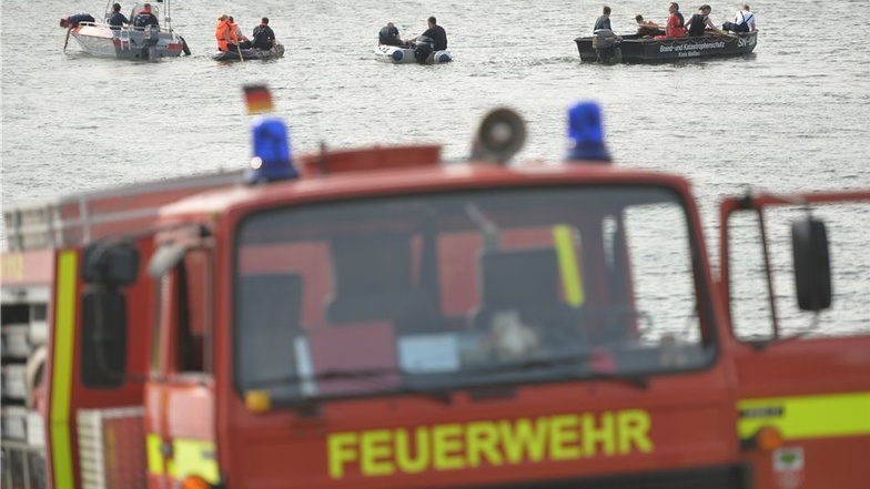Bei der systematischen Suche – die Boote der Feuerwehr und der Deutschen Lebens-Rettungs-Gesellschaft (DLRG) in Reihe auf dem Kötitzer Badesee.