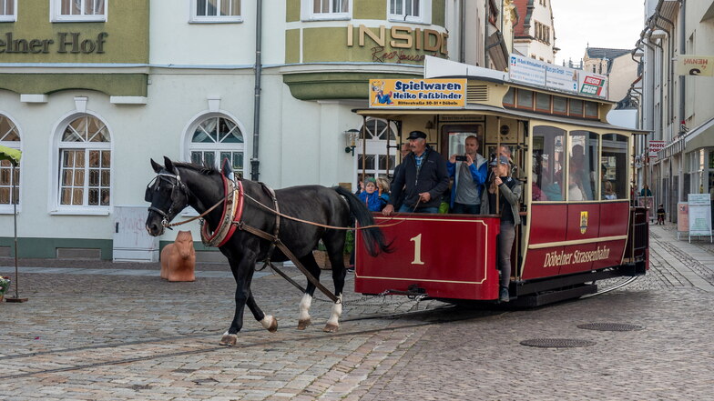Immer wieder eine besondere touristische Attraktion im Stadtbild an offiziellen Fahrtagen oder bei Sonderfahrten: die Döbelner Pferdebahn.