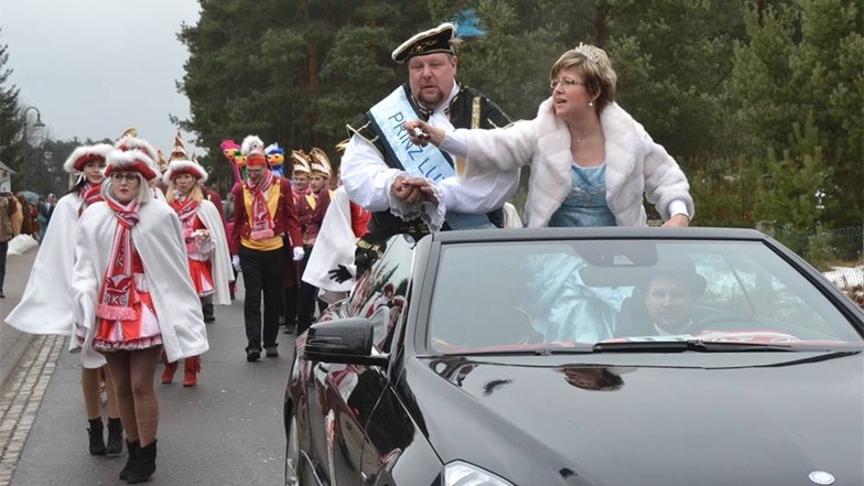 Das Prinzenpaar des Rietschener Karneval-Vereins grüßt das närrische Volk.