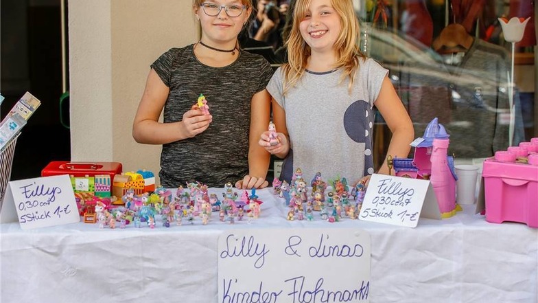 Vor dem Verena Moden-Laden versuchte sich Lilly und Lina als Verkäufer an ihrem Kinder-Flohmarkt.