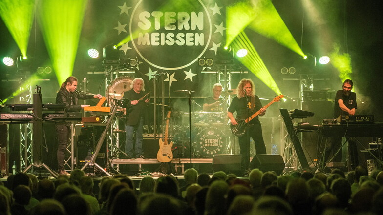Ein Sechzigster auf der Bühne: Knapp 600 Zuschauer besuchten am Wochenende den Zentralgasthof in Weinböhla, um die Stern-Combo Meissen zu sehen.