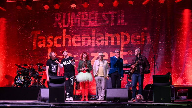 Das erste große Open Air für diesen Sommer auf der Hutbergbühne Kamenz steht an: Pfingstsonntag, den 19. Mai, kommen die Musiker der Berliner Band Rumpelstil zu einem ihrer beliebten Taschenlampenkonzerte.