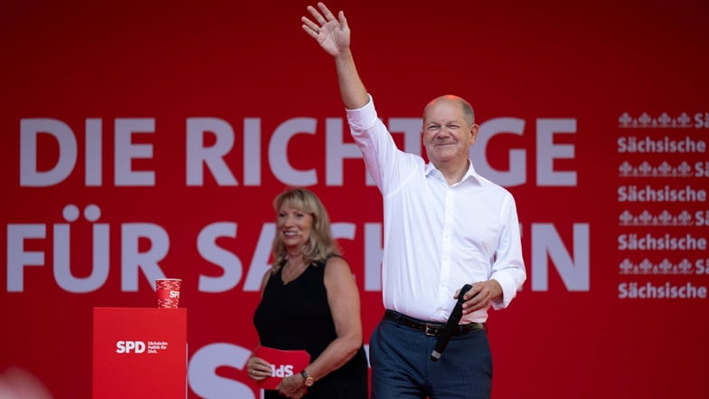 Petra Köpping (SPD), SPD-Spitzenkandidatin zur Landtagswahl in Sachsen, begrüßt Bundeskanzler Olaf Scholz (SPD) zum Wahlkampfabschluss in Chemnitz.