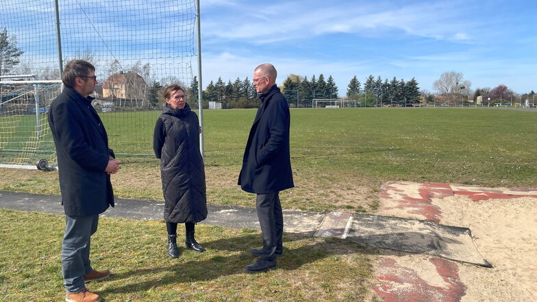 Bürgermeister Jörg Hänisch und die Vorsitzende des TSV Reichenberg Heike Polte zeigten Landrat Ralf Hänsel (v. l.) den Sportplatz im Moritzburger Ortsteil Reichenberg.