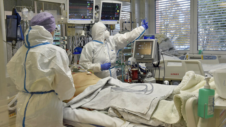 Medizinisches Personal in Schutzkleidung arbeitet auf einer Intensivstation im Regionalkrankenhaus von Zlin.