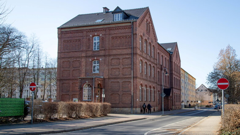 Der zentrale städtische Hort befindet sich in der Roten Schule in Niesky. Derzeit sind 35 Plätze nicht mit Hortkindern belegt.