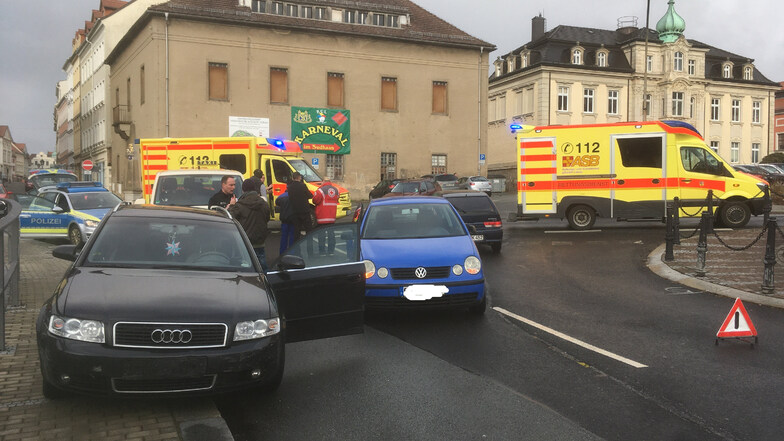 Bei dem Unfall am Löbauer Theaterplatz erlitt eine Person leichte Verletzungen.