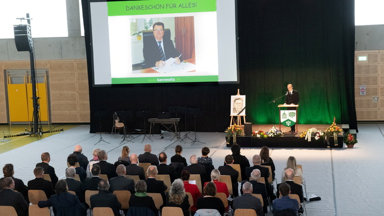 Geschätzt rund 400 Gäste kamen am Dienstag in die Dreifeldhalle in Bannewitz, um des kürzlich verstorbenen Bürgermeisters Christoph Fröse zu gedenken.