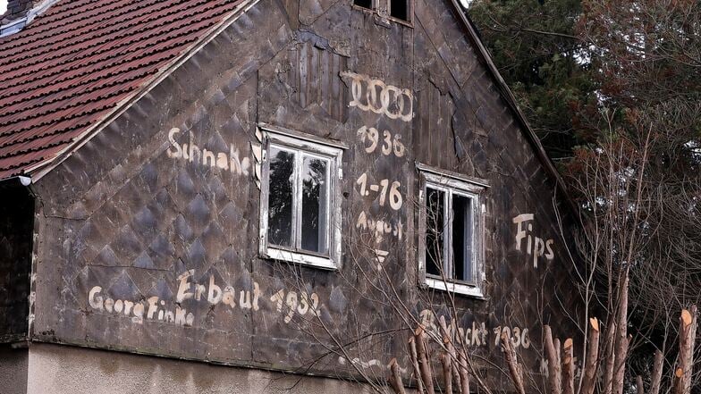 Die Hakenkreuze sind übermalt. Foto: Tino Plunert