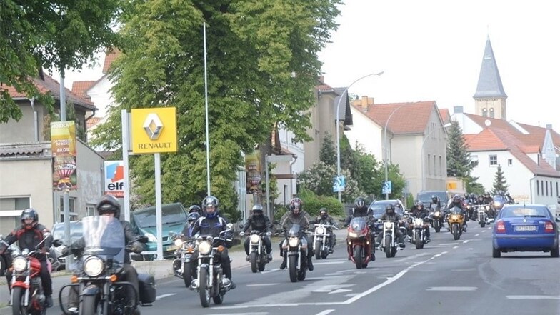 Ausfahrt der Biker während des traditionellen Bikertreffens des MC Schlesien Niesky am Sonnabend, hier bei der Durchfahrt durch die Görlitzer Straße in Niesky.