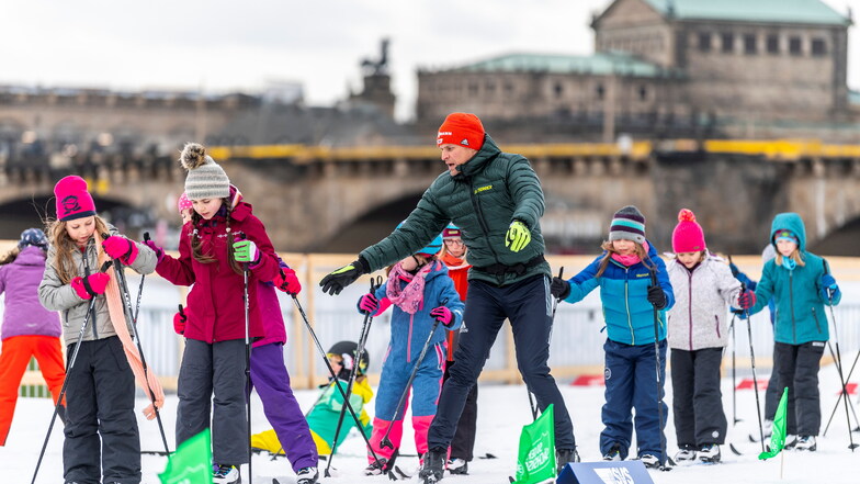 Mit viel Elan bringt Ex-Langläufer Tobias Angerer wie schon 2019 auch in diesem Jahr 650 Grundschülern das Skifahren auf der originalen Weltcupstrecke bei.