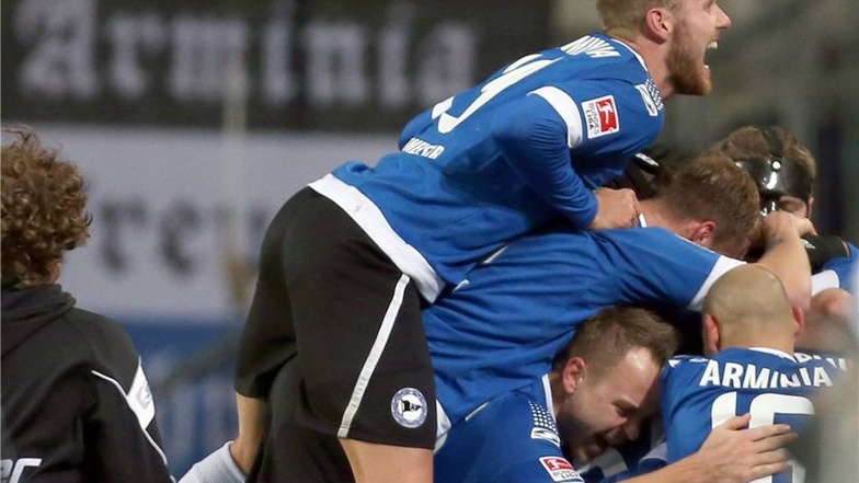 Der Bielefelder Felix Burmeister (oben) feiert den Treffer zum 1:0 durch den Torschützen Marc Lorenz (verdeckt).