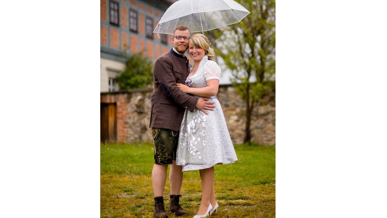 Silke und Sebastian Nay. Geheiratet:
4. Mai 2019, Wo:
Faktorenhof Eibau, Wohnort:
Zittau, Hochzeitsfoto:
Stefanie Rösch.