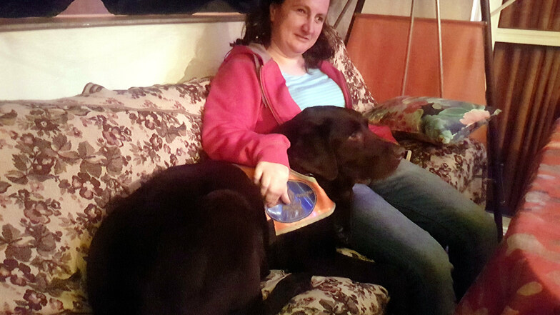 Bilder aus besseren Tagen: Anke Mädler mit ihrem Blindenführhund Bobby. Der Labrador musste operiert werden, weil ein Nagel seine Magenwand durchbohrt hat.