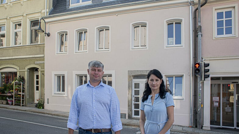 Sergey Sokolovskiy und Elena Witt von der Firma Soko Bau aus Dresden haben schon einige Gebäude in Pulsnitz vor dem Abriss gerettet - zuletzt dieses Haus am Markt .