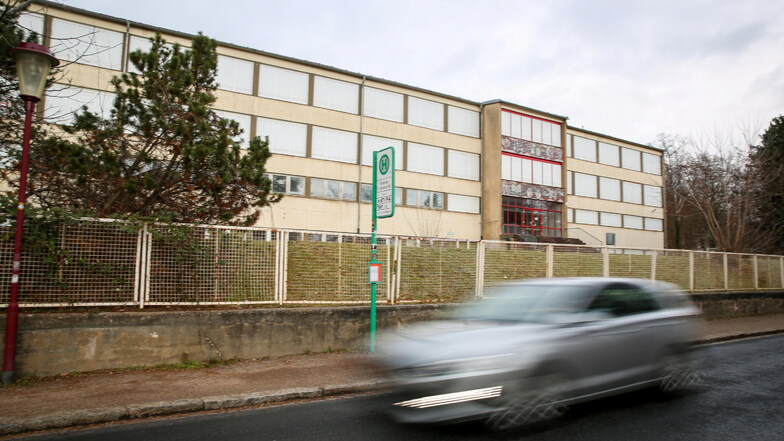Das Schulgebäude am Augustusweg diente als POS und Mittelschule. Die Mittelschüler zogen bereits 2006 aus dem Haus raus und an die Wasastraße in Radebeul-Mitte um.